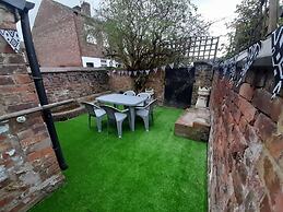 Spacious 5-bed House - Sleeps 10, Garden & Parking