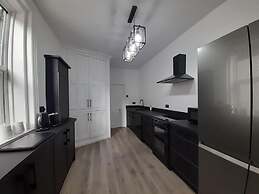 Spacious 5-bed House - Sleeps 10, Garden & Parking