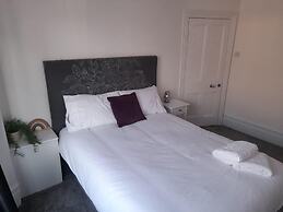 Spacious 5-bed House - Sleeps 10, Garden & Parking