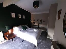 Spacious 5-bed House - Sleeps 10, Garden & Parking