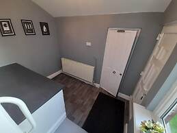 Spacious 5-bed House - Sleeps 10, Garden & Parking