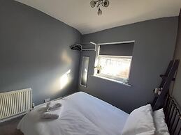 Spacious 5-bed House - Sleeps 10, Garden & Parking