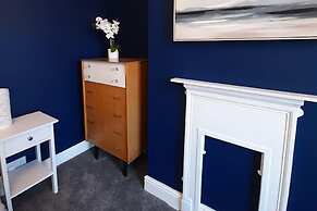 Spacious 5-bed House - Sleeps 10, Garden & Parking
