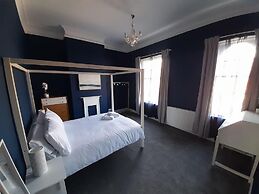 Spacious 5-bed House - Sleeps 10, Garden & Parking