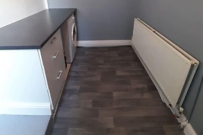Spacious 5-bed House - Sleeps 10, Garden & Parking