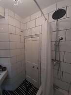 Spacious 5-bed House - Sleeps 10, Garden & Parking