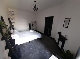 Spacious 5-bed House - Sleeps 10, Garden & Parking