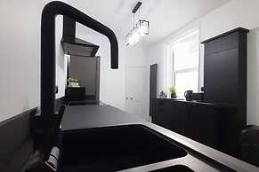 Spacious 5-bed House - Sleeps 10, Garden & Parking