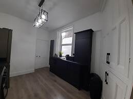 Spacious 5-bed House - Sleeps 10, Garden & Parking