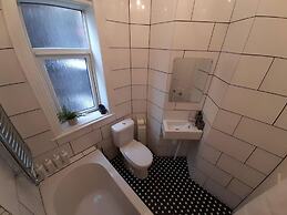 Spacious 5-bed House - Sleeps 10, Garden & Parking