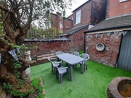 Spacious 5-bed House - Sleeps 10, Garden & Parking