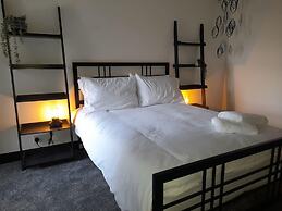 Spacious 5-bed House - Sleeps 10, Garden & Parking