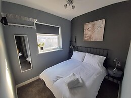 Spacious 5-bed House - Sleeps 10, Garden & Parking