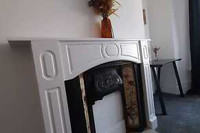 Spacious 5-bed House - Sleeps 10, Garden & Parking