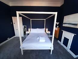 Spacious 5-bed House - Sleeps 10, Garden & Parking