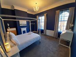 Spacious 5-bed House - Sleeps 10, Garden & Parking