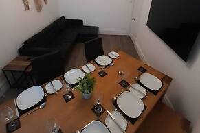 Spacious 5-bed House - Sleeps 10, Garden & Parking