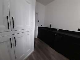 Spacious 5-bed House - Sleeps 10, Garden & Parking