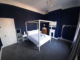 Spacious 5-bed House - Sleeps 10, Garden & Parking