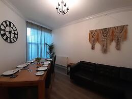 Spacious 5-bed House - Sleeps 10, Garden & Parking