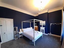 Spacious 5-bed House - Sleeps 10, Garden & Parking