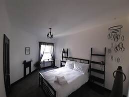 Spacious 5-bed House - Sleeps 10, Garden & Parking