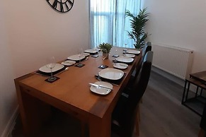 Spacious 5-bed House - Sleeps 10, Garden & Parking