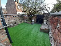 Spacious 5-bed House - Sleeps 10, Garden & Parking