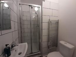 Spacious 5-bed House - Sleeps 10, Garden & Parking