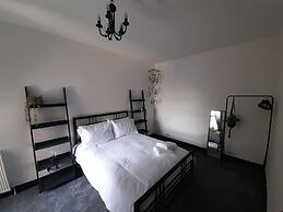 Spacious 5-bed House - Sleeps 10, Garden & Parking