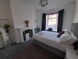 Spacious 5-bed House - Sleeps 10, Garden & Parking