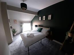 Spacious 5-bed House - Sleeps 10, Garden & Parking