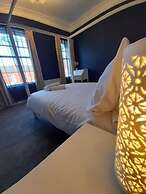 Spacious 5-bed House - Sleeps 10, Garden & Parking