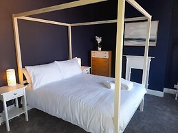 Spacious 5-bed House - Sleeps 10, Garden & Parking