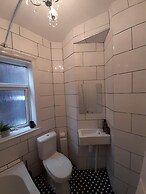 Spacious 5-bed House - Sleeps 10, Garden & Parking