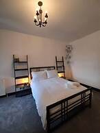 Spacious 5-bed House - Sleeps 10, Garden & Parking