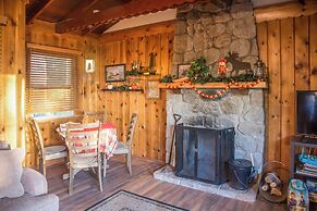 Crestline Cabin: Close to Lake Arrowhead & Skiing