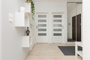 Symboliczna Apartment Warsaw by Renters