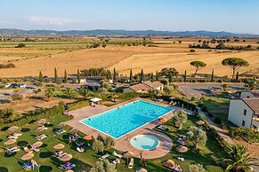 Family Pool Suvereto Trilo Ground