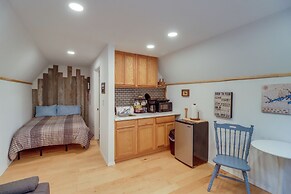 Higden Studio w/ Shared Patio, Yard Games, Grills!