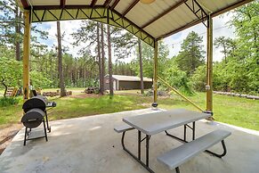 Higden Studio w/ Shared Patio, Yard Games, Grills!