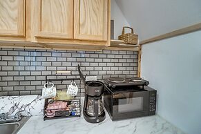 Higden Studio w/ Shared Patio, Yard Games, Grills!