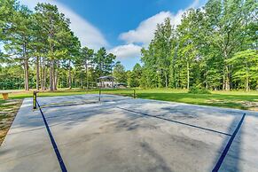 Higden Studio w/ Shared Patio, Yard Games, Grills!