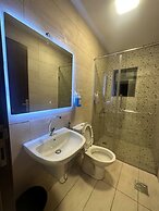 Cozy Rooftop Near Al Services 23