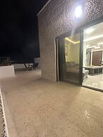 Cozy Rooftop Near Al Services 24