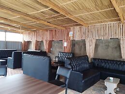 WHITE HOUSE LOUNGE & GUEST HOUSE