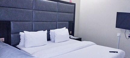 Breakfort Hotel and Suites