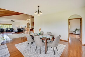 Hawaiian Retreat w/ Ocean Views in Captain Cook!