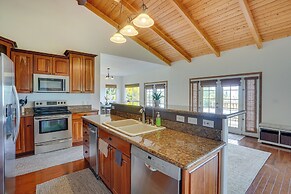 Hawaiian Retreat w/ Ocean Views in Captain Cook!