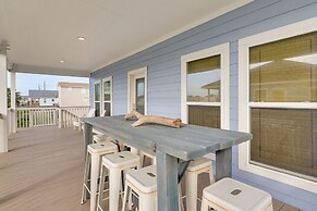 Galveston Home w/ Pool Access, Walk to Beaches!